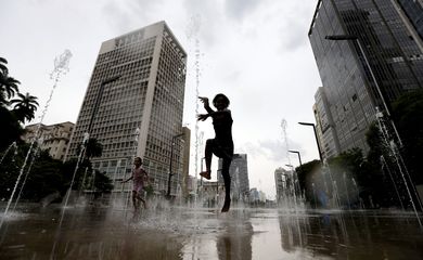 São Paulo (SP), 09.11.2023 - Com as altas temperaturas,  populares se refrescam nas fontes do Vale do Anhangabau. Foto: Paulo Pinto/Agência Brasil