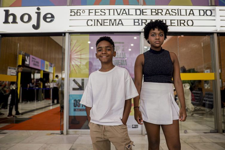 Brasília (DF) 17/12/2023 – Dubladores do filme Sonho de Clarice, Malik Gomes (e) e Dandara Luana (d). Foto: Joédson Alves/Agência Brasil.