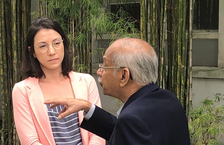 Repórter Mariana Tokarnia entrevista o professor da Escola de Políticas Públicas da Universidade de Singapura (NUS) Saravanan Gopinathan.