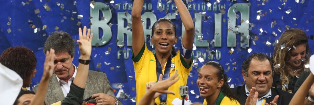 Jogadoras da seleção brasileira feminina de futebol comemoram o pentacampeonato do Torneio Internacional de Brasília