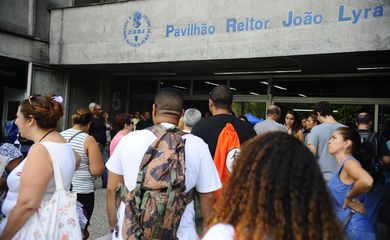 Estudantes chegam à UERJ para realização do primeiro dia de provas do Enem 2014 (Tomaz Silva/Agência Brasil)