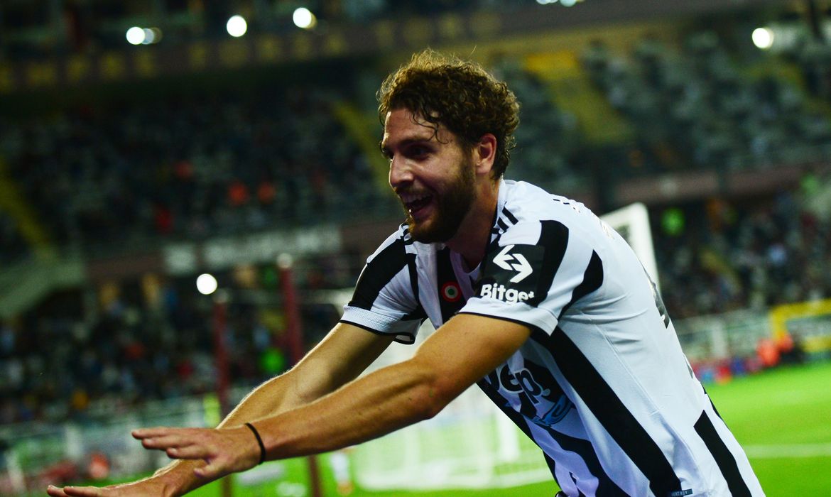 Manuel Locatelli comemora gol da vitória da Juventus sobre o Torino - Italano