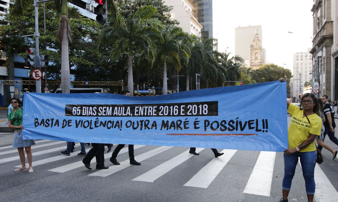 Rio de Janeiro - Alunos e moradores do Complexo da Maré protestam com cartas em frente ao Tribunal de Justiça contra o aumento de mortes e interrupções de aulas durante operações policiais na comunidade. (Fernando Frazão/Agência Brasil)