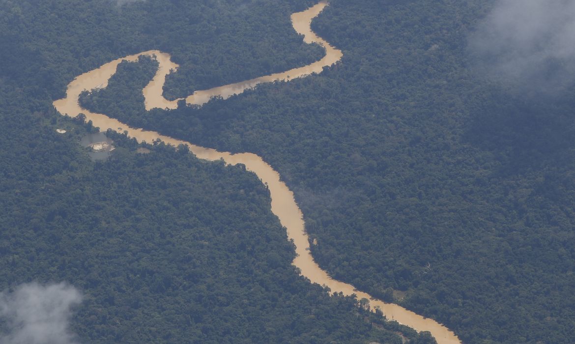 Rios contaminados têm coloração e margem afetados pela atuação de garimpo ilegal na região do Surucucu, dentro da Terra Indígena Yanomami, Oeste de Roraima, avistados em sobrevoo da Força Aéra Brasileira para lançamendo de suprimentos.
