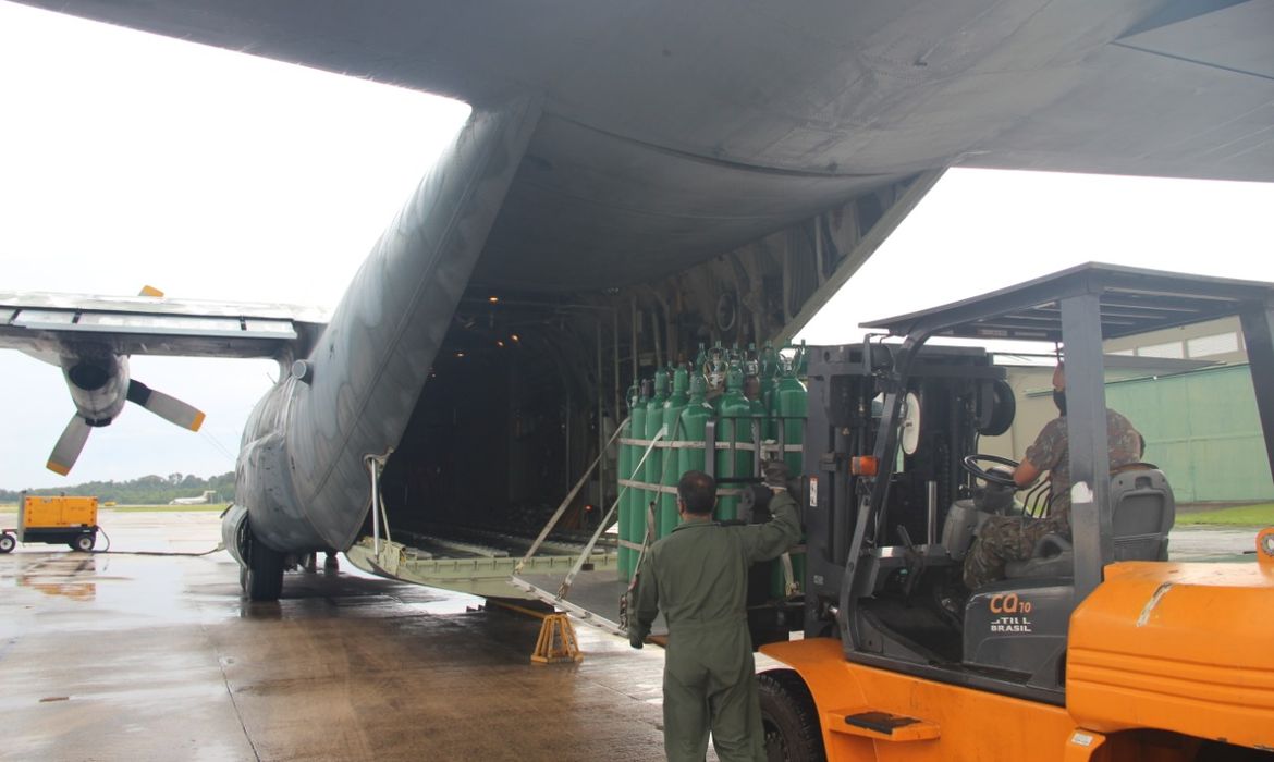 Forças Armadas transportam 386 cilindros de oxigênio para Manaus