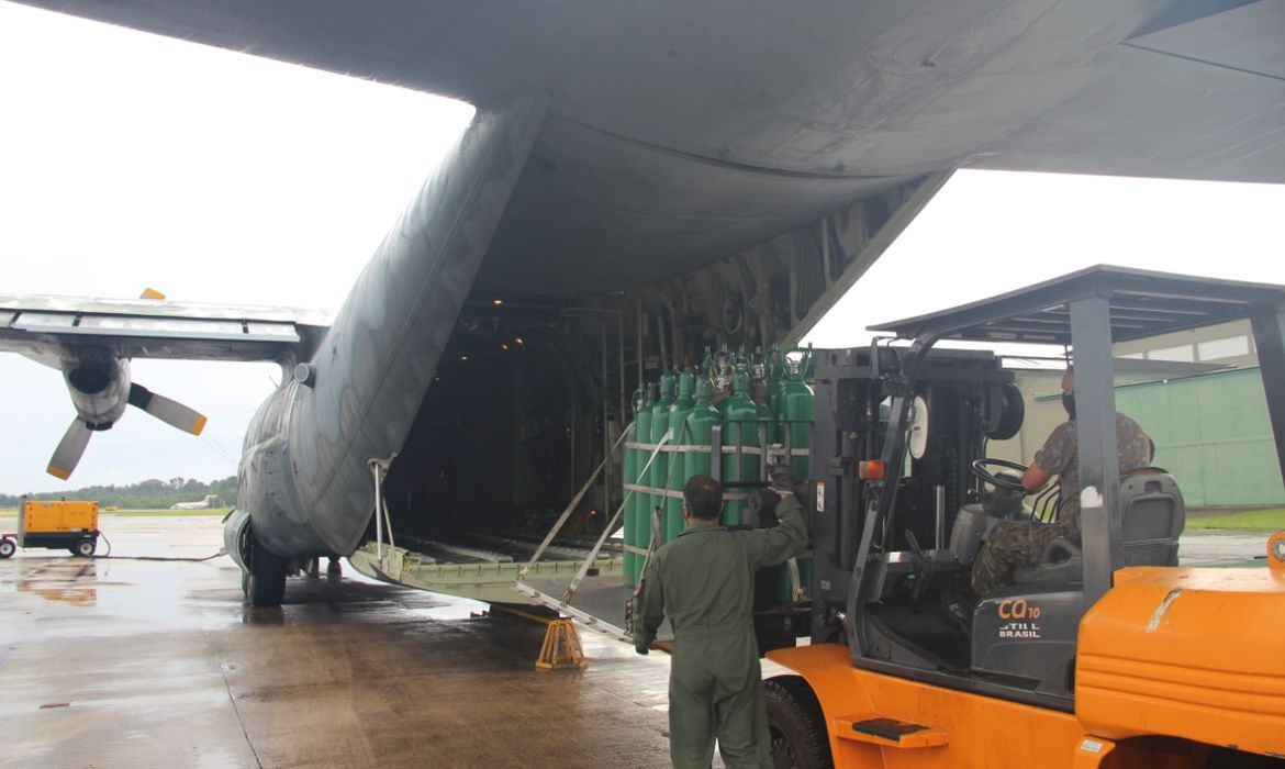 Divulgação/Centro de Comunicação Social da Aeronáutica Forças Armadas transportam 386 cilindros de oxigênio para Manaus