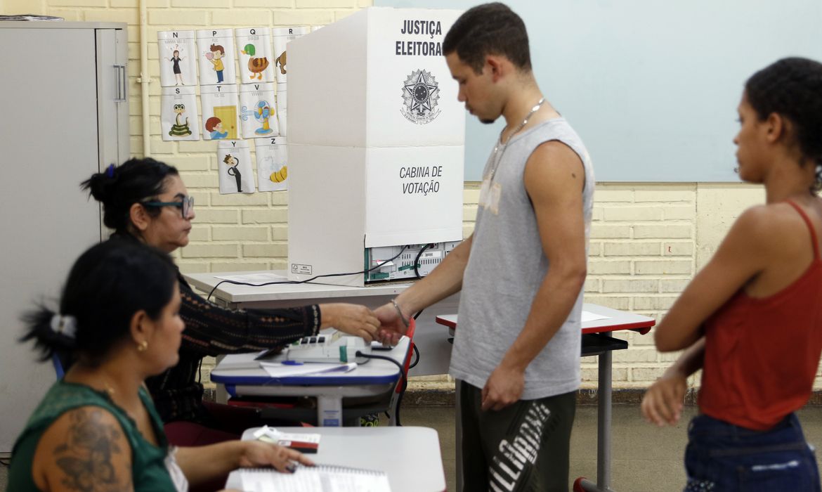 Bruno Peres/Agência Brasil Valparaíso (GO), 06/10/2024 - Eleitores durante dia de votação nas eleições 2024. Foto: Bruno Peres/Agência Brasil