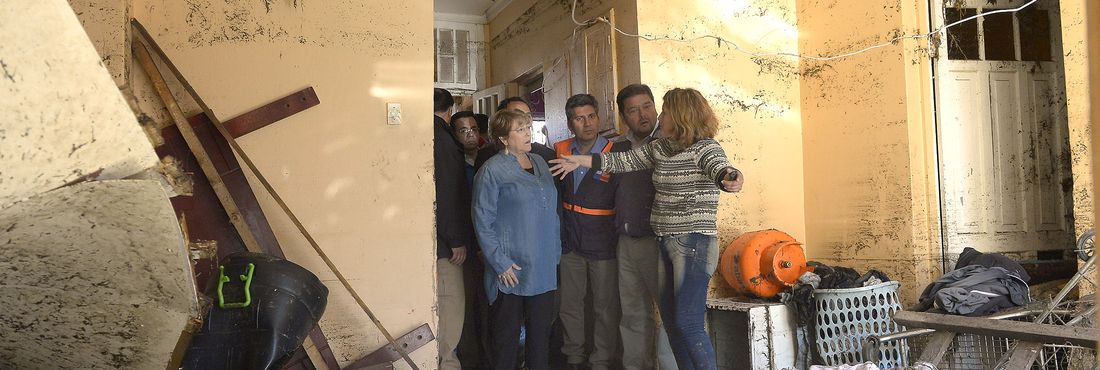 Presidenta do Chile Michelle Bachelet visita escombros de terremoto no Chile