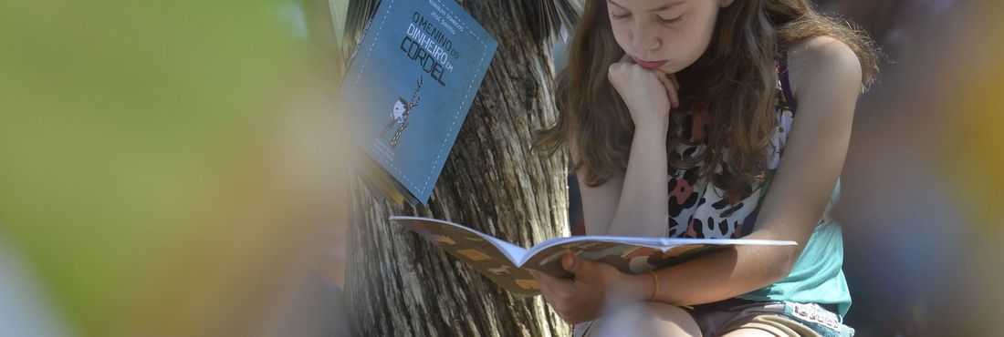 Menina lendo na 12ª Festa Literária Internacional de Paraty
