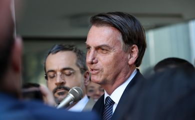 Presidente Jair Bolsonaro fala à imprensa após reunião com o ministro da Educação, Abraham Weintraub.