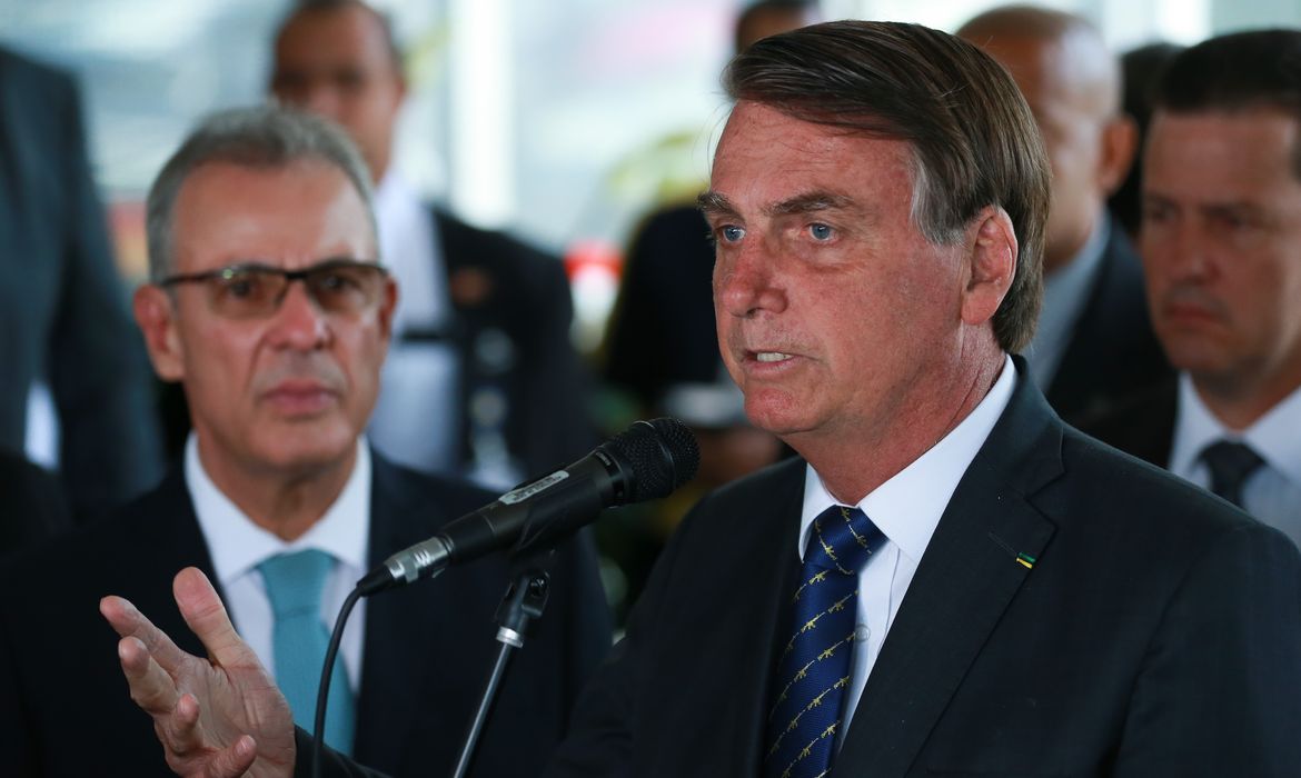 O presidente Jair Bolsonaro fala à imprensa no ministério de Minas e Energia