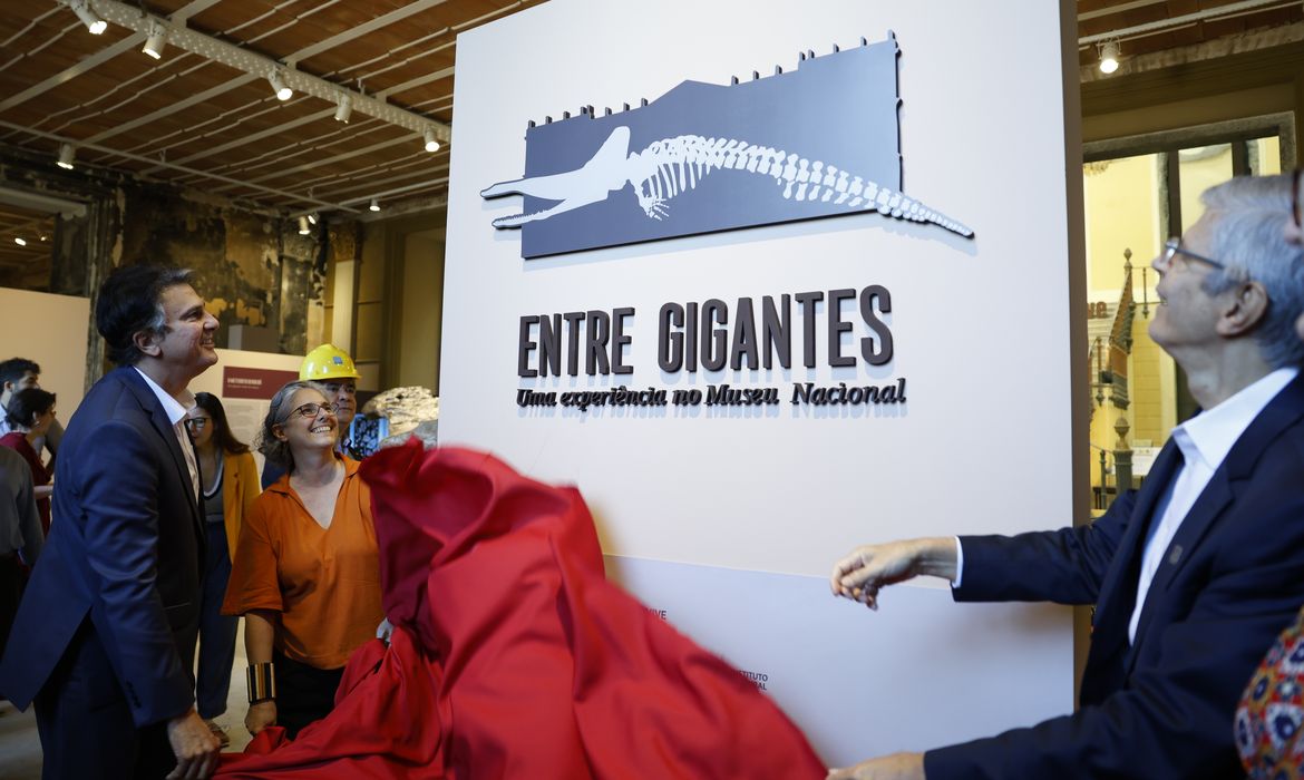 Rio de Janeiro (RJ), 30/06/2025 – O ministro da Educação, Camilo Santana, visita a exposição temporária “Entre Gigantes: uma experiência no Museu Nacional”, que abre ao público o palácio pela primeira vez após o incêndio de 2018. Foto: Fernando Frazão/Agência Brasil