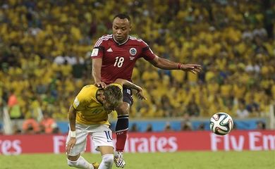 O zagueiro colombiano Zú iga atinge o atacante brasileiro Neymar (Manu Fernandez/AP/Direitos Reservados)