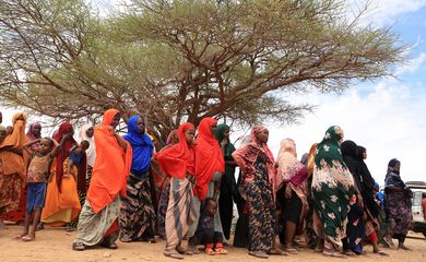 Etíopes deslocados internamente fazem fila para receber comida em acampamento em Gode