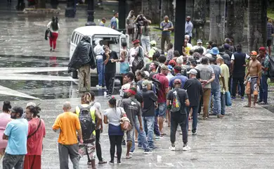 São Paulo (SP) 21/02/2024 - Estudo da UFMG mostra aumento do número de moradores de rua na capital. Moradores de rua recebem comida na Sé em SP.
Foto: Paulo Pinto/Agência Brasil