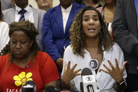 Tânia Rêgo/Agência Brasil Rio de Janeiro (RJ), 30/10/2025 – Ministra dos Direitos Humanos e da Cidadania do Brasil, Macaé Evaristo, e a ministra da Igualdade Racial, Anielle Franco, durante reunião com representantes da comunidade e familiares das vítimas da Operação policial Contenção. Foto: Tânia Rêgo/Agência Brasil