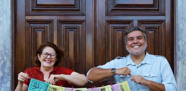 Na foto, a cordelista Maria Rosário Pinto e o curador Fernando Assumpção