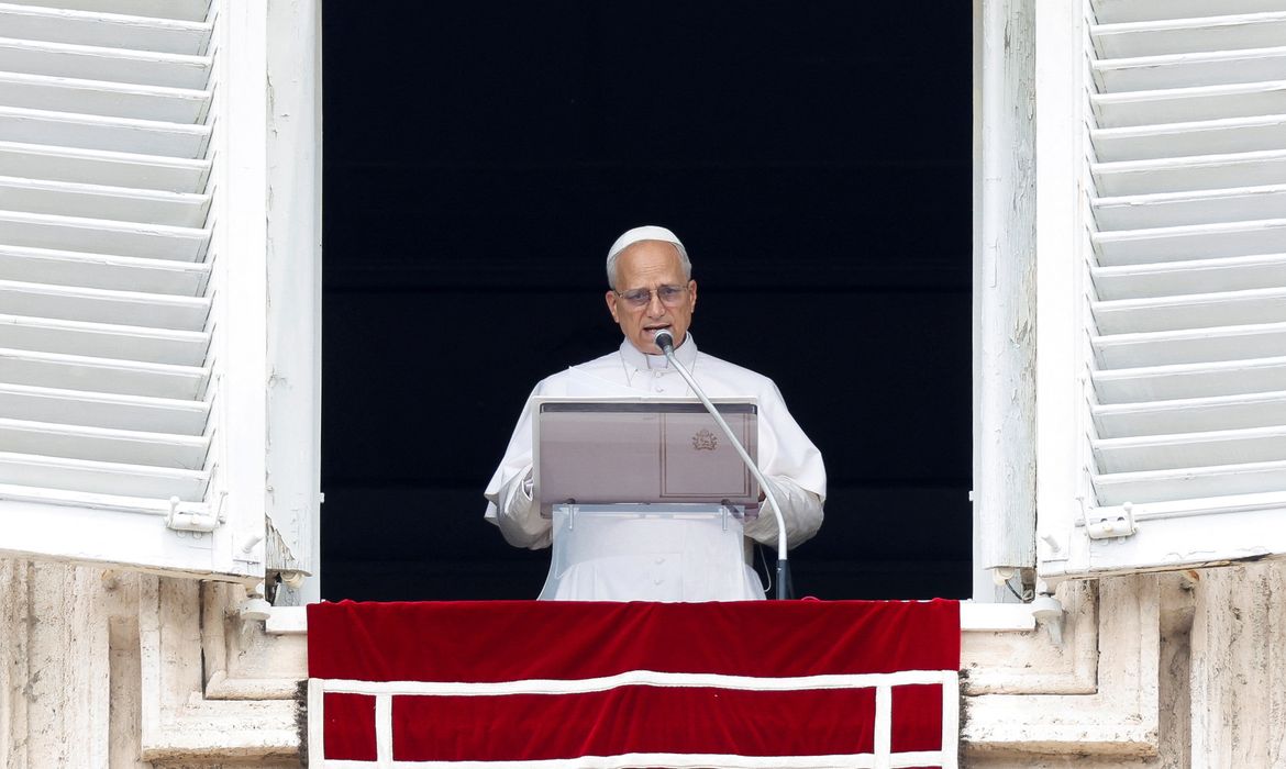 Pope Leo XIV leads the Angelus prayer from his window at the Vatican, June 22, 2025. Reuters/Remo Casilli/Proibida reprodução
