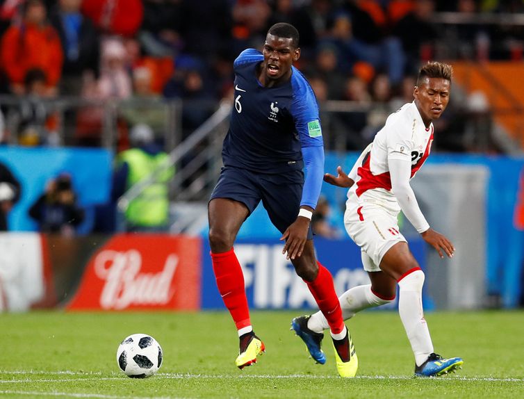 Soccer Football - World Cup - Group C - France vs Peru - Ekaterinburg Arena, Yekaterinburg, Russia - June 21, 2018   France's Paul Pogba in action with Peru's Pedro Aquino     REUTERS/Jason Cairnduff
