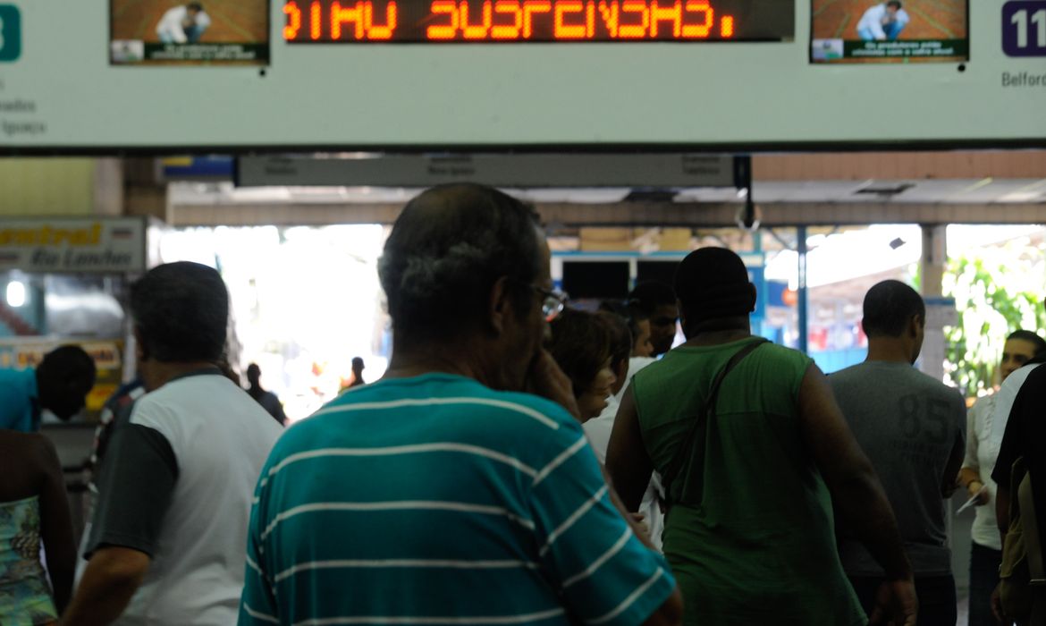 Rio de Janeiro - Passageiros na Central do Brasil. Um trem descarrilou às 5h15 de hoje (22), e bloqueou o acesso dos principais ramais à Estação Central do Brasil. (Foto Tânia Rêgo/Agência Brasil)