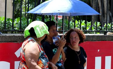 Rio de Janeiro (RJ), 12/11/2023 - Candidatos se protegem do forte calor enquanto aguardam abertura dos portões para o segundo dia provas do Enem 2023, na Universidade Veiga de Almeida, na Tijuca, zona norte da cidade. Foto: Tânia Rêgo/Agência Brasil