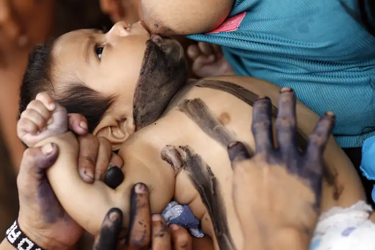 Pintura corporal de bebê Parakanã