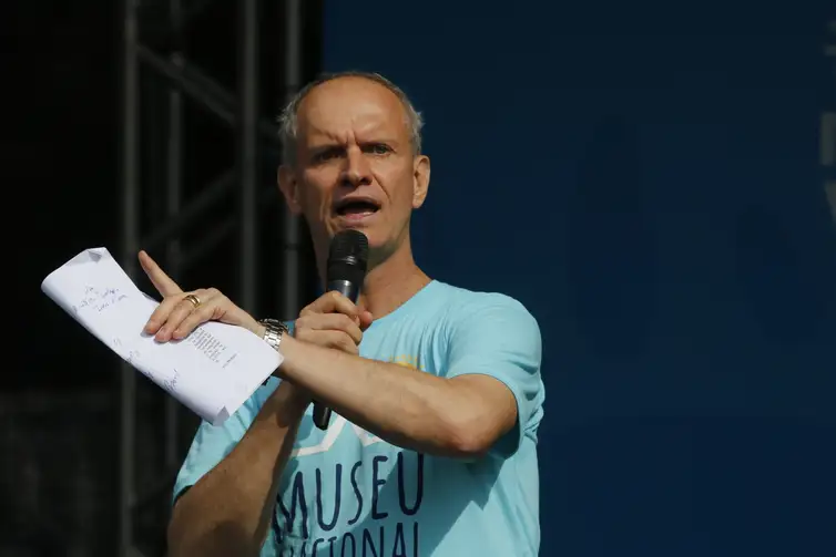 O diretor do Museu Nacional, Alexander Kellner fala durante evento em comemoração aos 201 anos da instituição na Quinta da Boa Vista, no Rio de Janeiro.