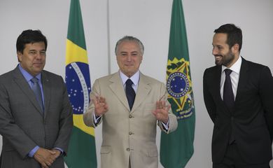 Brasília - Presidente interino Michel Temer acompanhado pelo ministro da Educação, Mendonça Filho (E), e pelo Secretário Nacional de Cultura, Marcelo Calero  (Fabio Rodrigues Pozzebom/Agência Brasil)