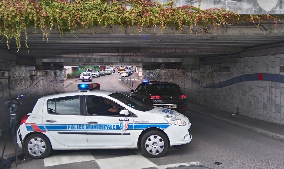 Polícia municipal em uma passagem subterrânea perto da igreja onde dois sequestradores foram mortos após matarem um padre em Saint Etienne du Douvray
