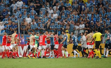 Jogo entre Grêmio e Internacional na Libertadores termina em confusão