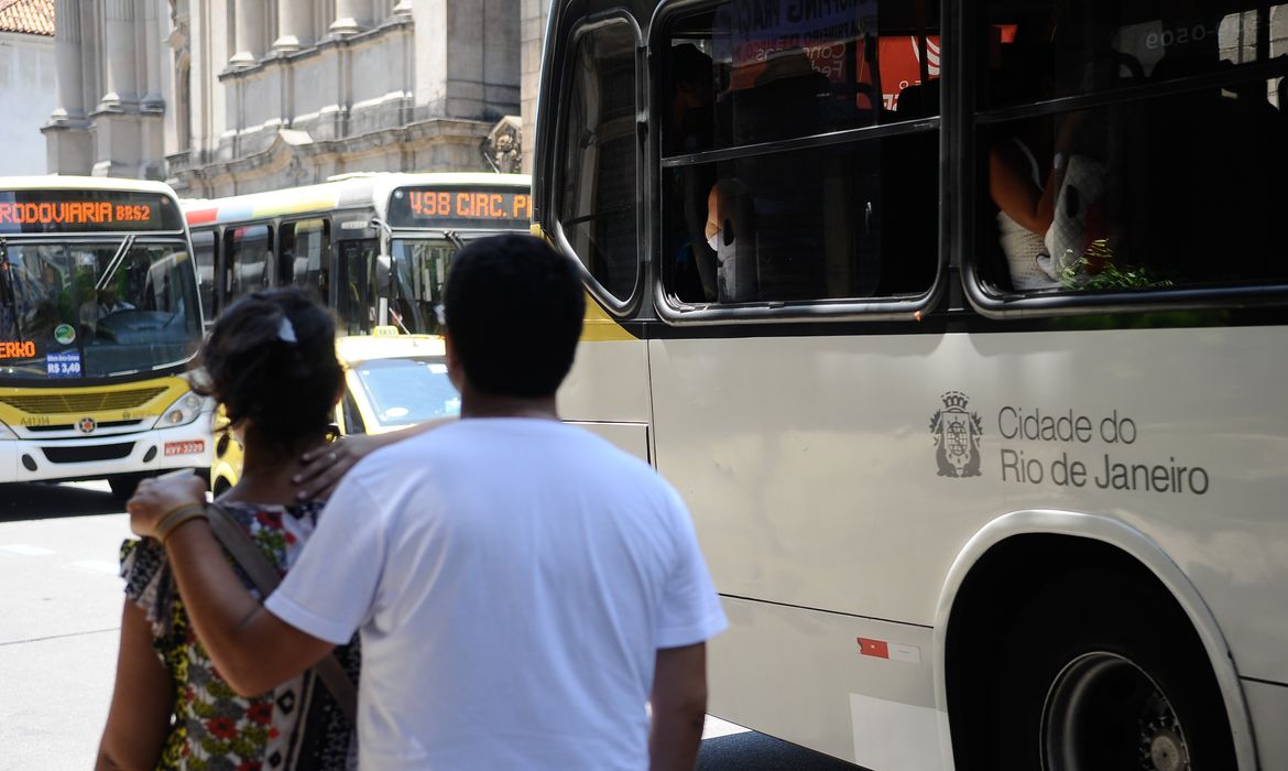 Os cariocas pagam a partir de hoje (03), 13,3% a mais no preço das passagens dos ônibus municipais, o que elevou o preço do bilhete de R$ 3 para R$ 3,4. 