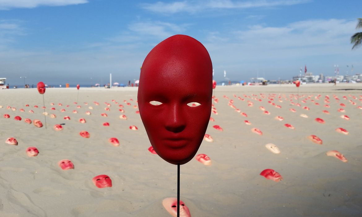 Rio de Janeiro - Em ato da ONG Rio de Paz, em Copacabana, máscaras vermelhas representam políticos corruptos e as brancas representam os honestos