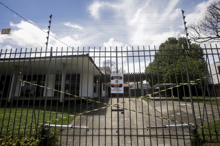 Maceió (AL) 17/12/2023 – Casas nas proximidades da mina n°18 da mineradora Braskem na lagoa de Mundaú são interditadas com os avisos colocados pela prefeitura de Maceió e a Defesa Civil. 
Foto: Joédson Alves/Agência Brasil