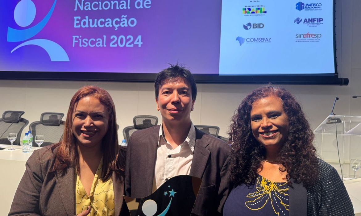 Jornalista Edgard Matsuki da Radioagência Nacional recebe Prêmio Nacional de Educação Fiscal. 