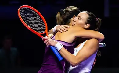 Luisa Stefani e Timea Babos avançam à final de duplas do WTA Finals, em 07/11/2025