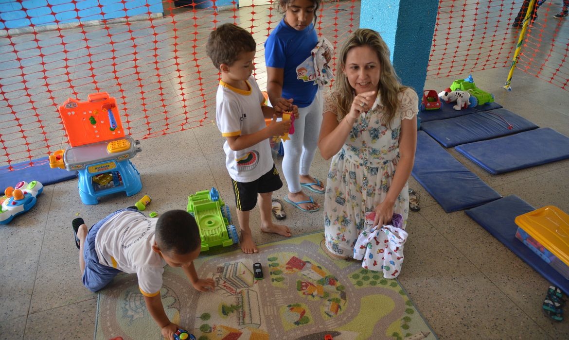 Crianças do Centro de Educação Infantil do Núcleo Bandeirante. ,Diretora da escola, Ana Paula Gomes brinca com as crianças. Elza Fiuza/Agência Brasil