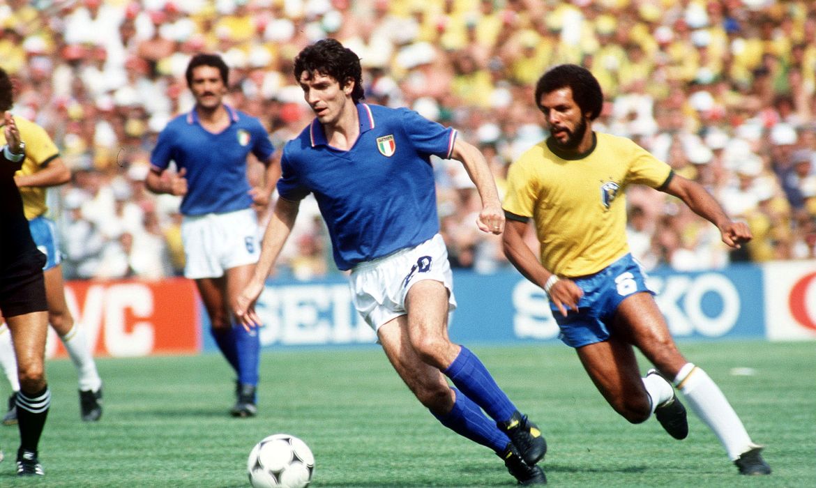 FILE PHOTO: Italy's Paolo Rossi gets away from Brazil's Junior