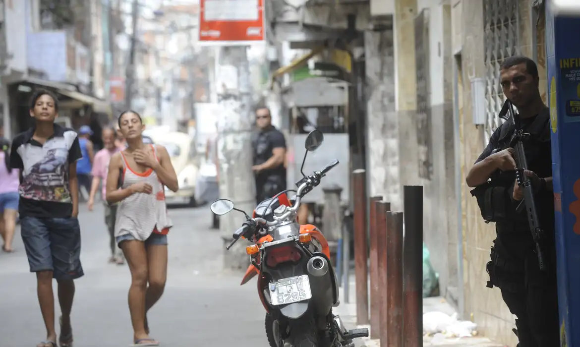 Rio de Janeiro - Primeiro dia útil após a ocupação pelas tropas das forças de segurança do estado nas favelas do Complexo da Maré, na zona norte do Rio.