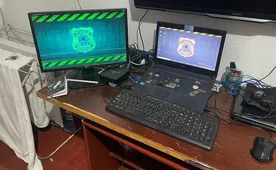A Polícia Federal deflagrou nesta sexta-feira (12/5) a Operação Inverídica* para investigar crimes praticados na internet, em especial o uso indevido de símbolos da Polícia Federal, a falsificação de certificado de conclusão de curso emitido pela Academia Nacional de Polícia (ANP) e a atribuição de falsa identidade como policial federal.
Foto: Policia Federal/Divulgaçāo