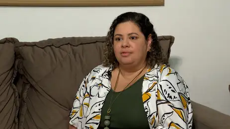 Fabiana é mãe do Victor, de 8 anos, e conta que conseguir uma escola para o filho foi um desafio