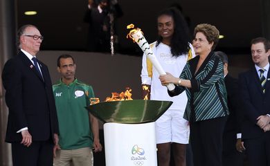 Brasília- Presidenta Dilma Rousseff acende a Tocha Olímpica no Palácio do Planalto. Participa da solenidade a atleta Fabiana Claudino, Bicampeã olímpica (2008 e 2012) e capitã da seleção brasileira de voleibol  (Marcelo Camargo/Agência
