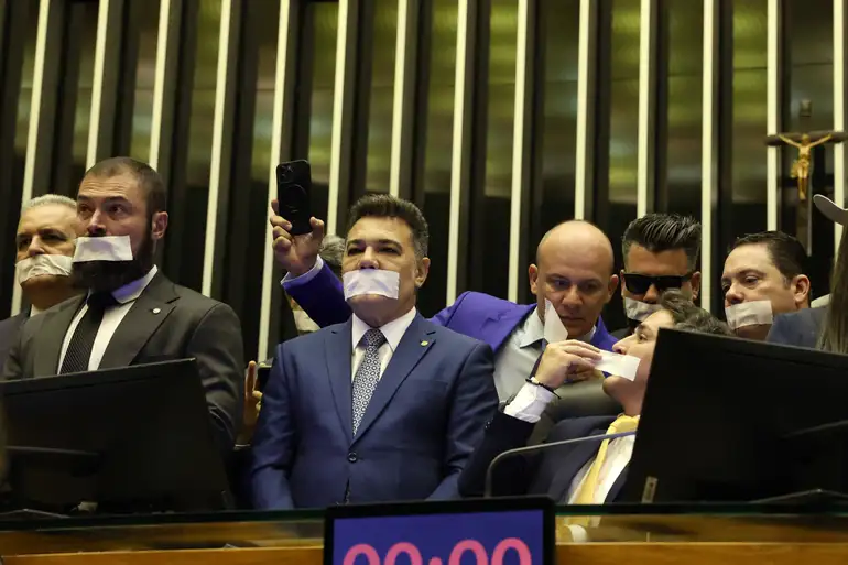 Brasília (DF), 05/08/2025 - Deputados de oposição fazem ato tampando a boca com esparadrapo durante sessão da Câmara dos Deputados. Foto: José Cruz/Agência Brasil