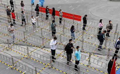 Pessoas fazem fila para exame de detecção de Covid-19 em Pequim