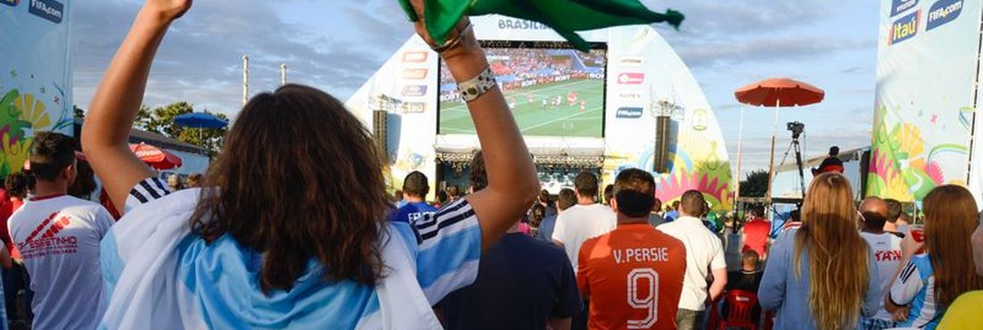 Torcedores acompanham jogo entre Argentina e Holanda na Fifa Fan Fest - Brasília, no Taguaparque, em Taguatinga - DF