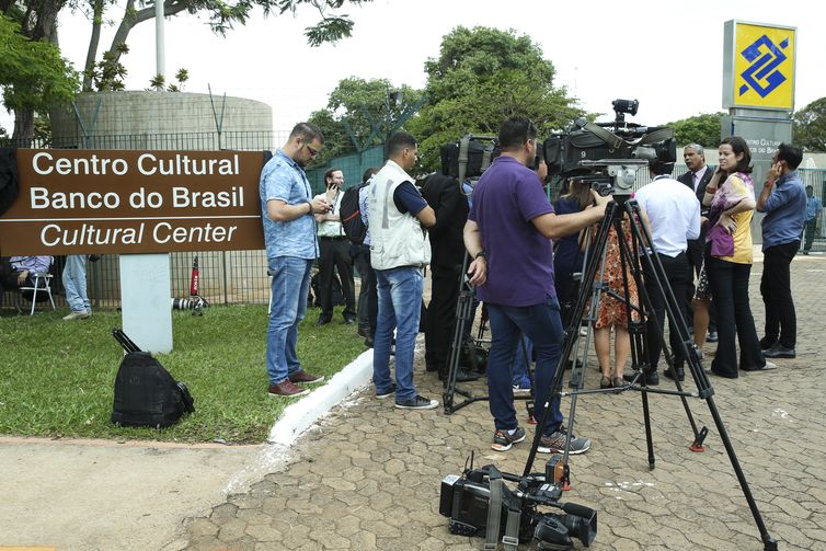 Movimento da imprensa em frente ao Centro Cultural Banco do Brasil (CCBB), em Brasília, reservado para a equipe transição de governo do presidente eleito Jair Bolsonaro.