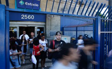 Rio de Janeiro - Primeiros candidatos deixam a Universidade Estácio de Sá após o segundo dia de provas do Enem (Fernando Frazão/Agência Brasil)