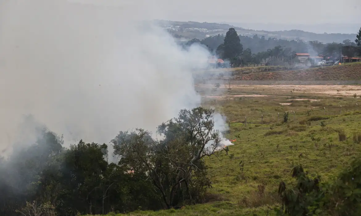 São Paulo (SP) 24/08/2024 - Foco de incêndio próximo a rodovia presidente Castelo Branco, o governo de São Paulo cria gabinete de crise para combate a incêndiosEstradas são interditadas e 30 municípios estão em alerta máximoFoto: Paulo Pinto/Agência Brasil