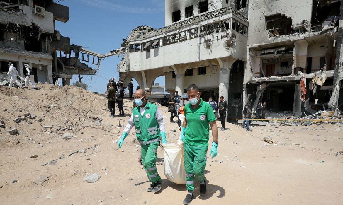 Rescuers and medics search for dead bodies inside the damaged Al Shifa Hospital after Israeli forces withdrew from the hospital and the area around it following a two-week operation, amid the ongoing conflict between Israel and Hamas, in Gaza City April 8, 2024. Reuters/Dawoud Abu Alkas/Proibida reprodução