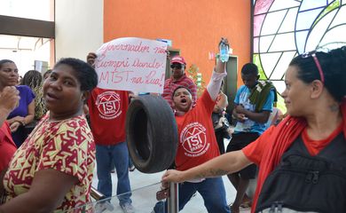 Cerca de 300 pessoas ligadas ao Movimento dos Trabalhadores Sem-Teto (MTST) invadiram a Secretaria da Fazenda, no Setor Bancário Norte (Antonio Cruz/Agência Brasil)