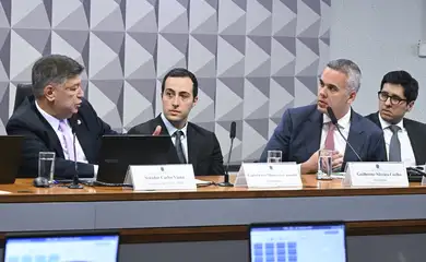 Brasília (DF), 26/02/2026 - Comissão Parlamentar Mista de Inquérito do INSS - 2025 (CPMI - INSS) realiza oitiva de empresário. O objetivo da comissão é investigar fraudes no Instituto Nacional do Seguro Social (INSS), envolvendo descontos irregulares em benefícios de aposentados e pensionistas. Opresidente da CPMI - INSS, senador Carlos Viana (Podemos-MG);
empresário Paulo Otávio Montalvão Camisotti;
advogado do depoente Guilherme Silveira Coelho;
advogado do depoente Vinicius Silva Conceição. Foto: Carlos Moura/Agência Senado